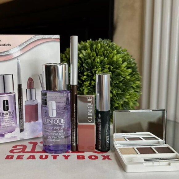 Clinique Full Face Forward: Not Your Average Neutrals 5-Piece Makeup Set - $102 - Picture 2 of 4